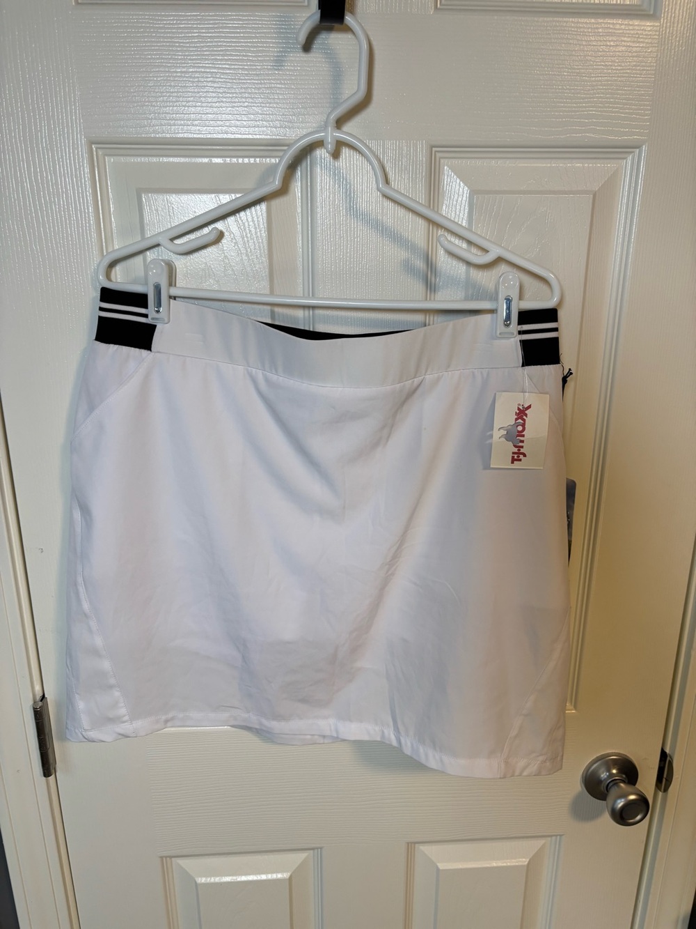White Tee Time golf skirt with black stripe waist band Size: L NWT